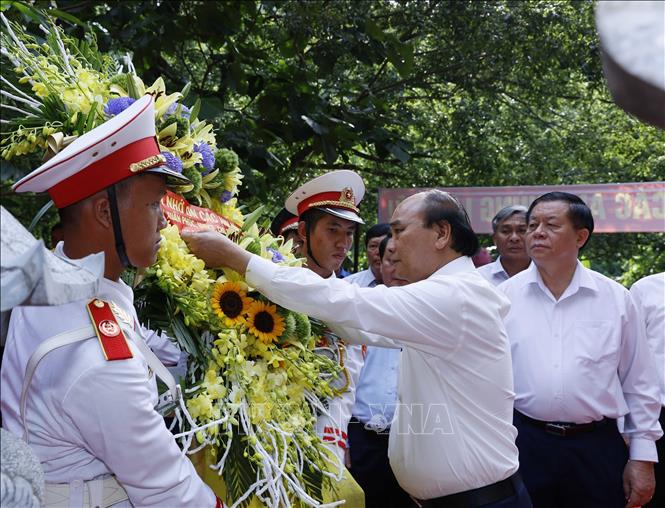 Chủ tịch nước dâng hương tại Đền thờ các Anh hùng liệt sĩ đường 20 Quyết thắng - Ảnh 1.