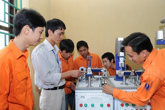 Thu hẹp khoảng cách giữa cơ sở đào tạo và thị trường lao động