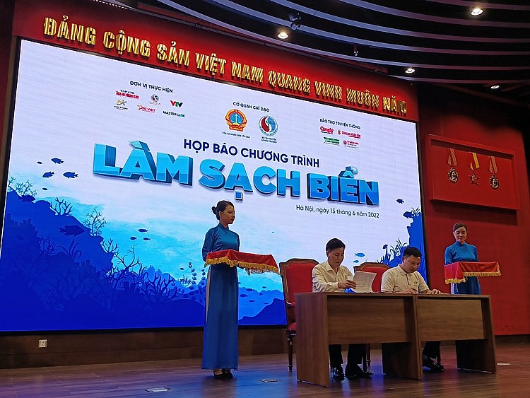 “Làm sạch biển”: Hành động động dọn rác thải môi trường biển