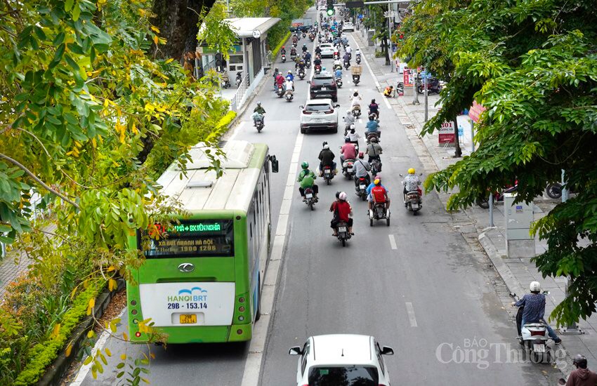 Chùm ảnh: Làn đường BRT vắng tanh, làn đường ô tô, xe máy ùn tắc kéo dài