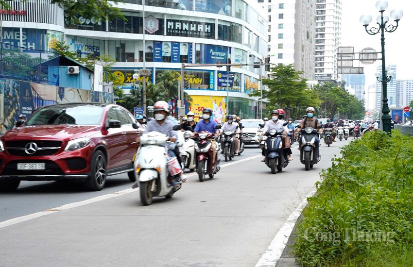 Chùm ảnh: Làn đường BRT vắng tanh, làn đường ô tô, xe máy ùn tắc kéo dài