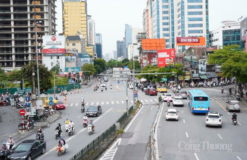 Chùm ảnh: Làn đường BRT vắng tanh, làn đường ô tô, xe máy ùn tắc kéo dài