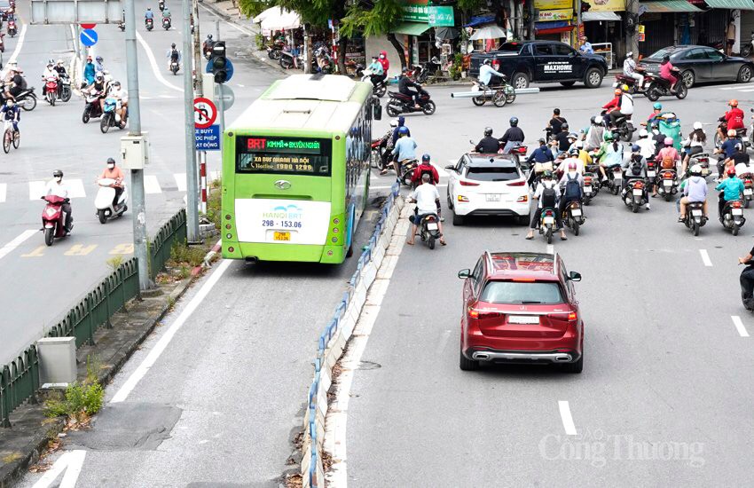 Chùm ảnh: Làn đường BRT vắng tanh, làn đường ô tô, xe máy ùn tắc kéo dài