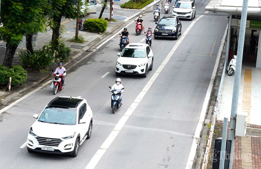 Chùm ảnh: Làn đường BRT vắng tanh, làn đường ô tô, xe máy ùn tắc kéo dài