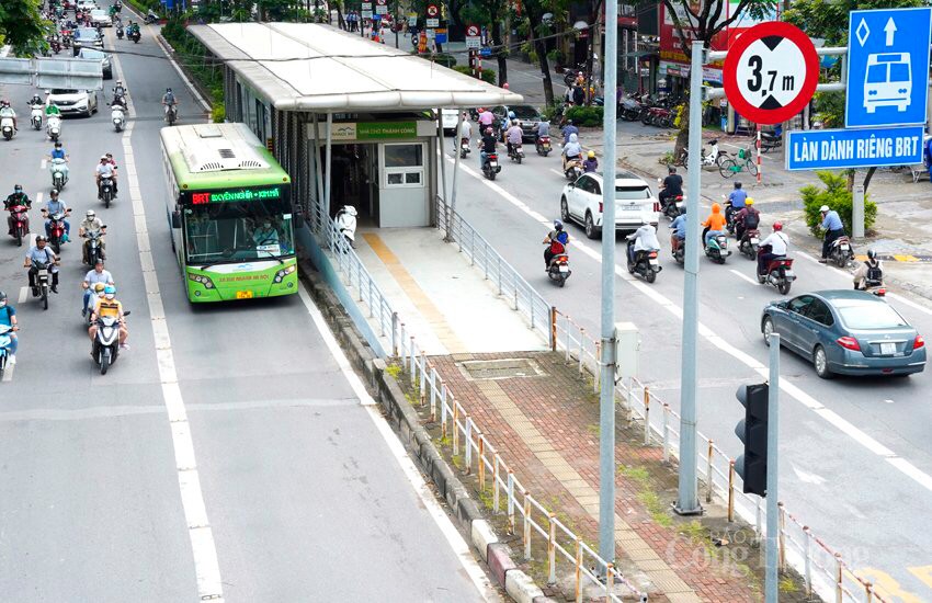 Chùm ảnh: Làn đường BRT vắng tanh, làn đường ô tô, xe máy ùn tắc kéo dài