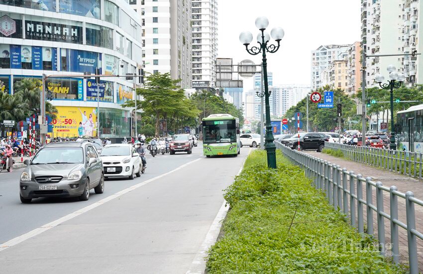 Chùm ảnh: Làn đường BRT vắng tanh, làn đường ô tô, xe máy ùn tắc kéo dài