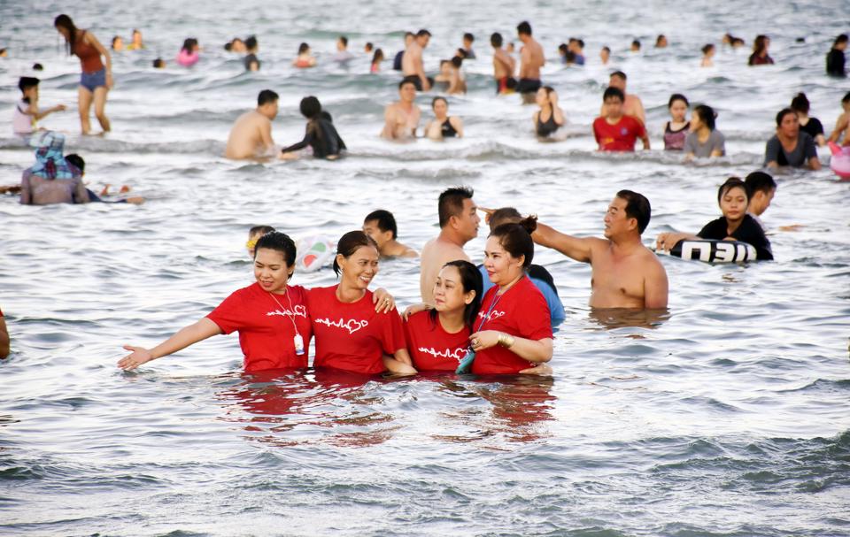 Kh&amp;aacute;ch du lịch tắm biển Nha Trang