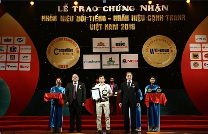 nhan hang co gai ha lan dat top 10 nhan hieu noi tieng viet nam 2018