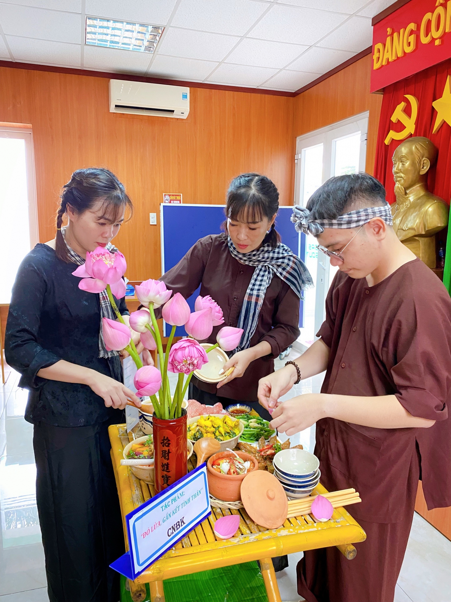 Các đội tuyển tham gia Hội thi “Bữa cơm gia đình - Ấm áp yêu thương” đều chuẩn bị kỹ lưỡng và đẹp mắt