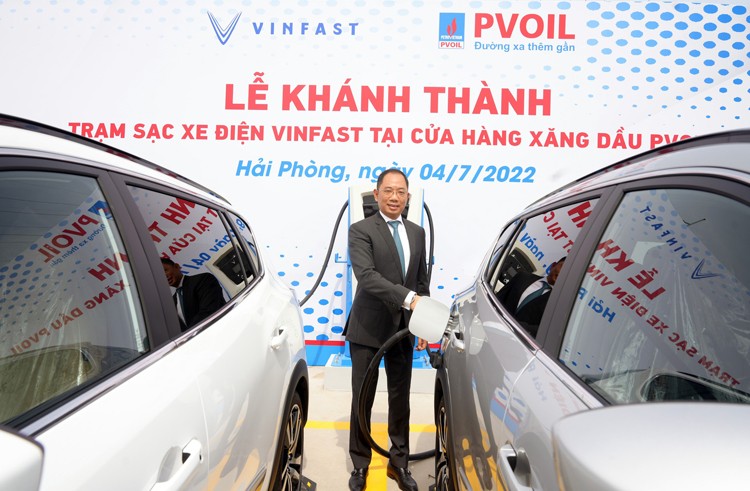 Khánh thành trạm sạc xe điện VinFast đầu tiên tại cửa hàng xăng dầu PV Oil