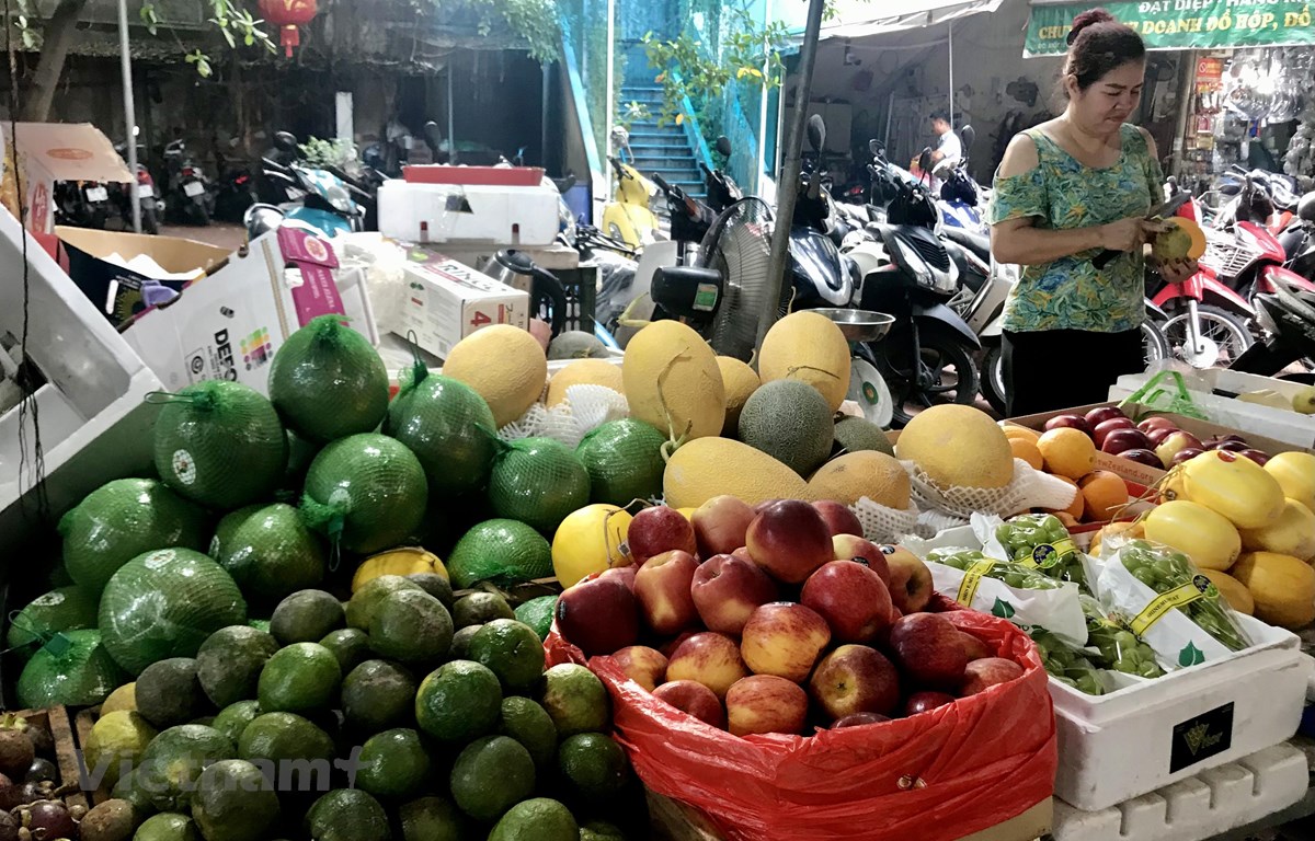 Mặt hàng hoa quả trái cây tươi đang được bán chạy tại các chợ truyền thống trên địa bàn thành phố Hà Nội. (Ảnh: Việt Anh/Vietnam+)