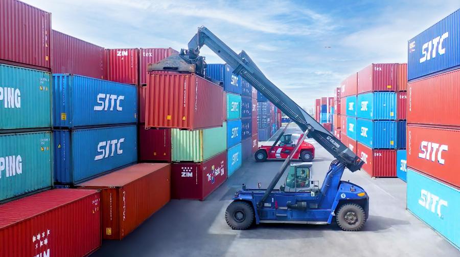 N&acirc;ng hạ, bốc xếp h&agrave;ng container tại Cảng Chu Lai.