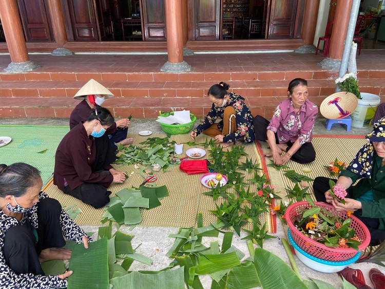 Đèn hoa đăng tri ân các anh hùng liệt sĩ bằng lá chuối…