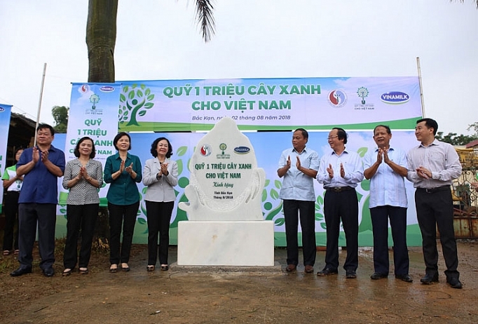 phat huy dao ly uong nuoc nho nguon vinamilk trong 100000 cay xanh tai bac kan