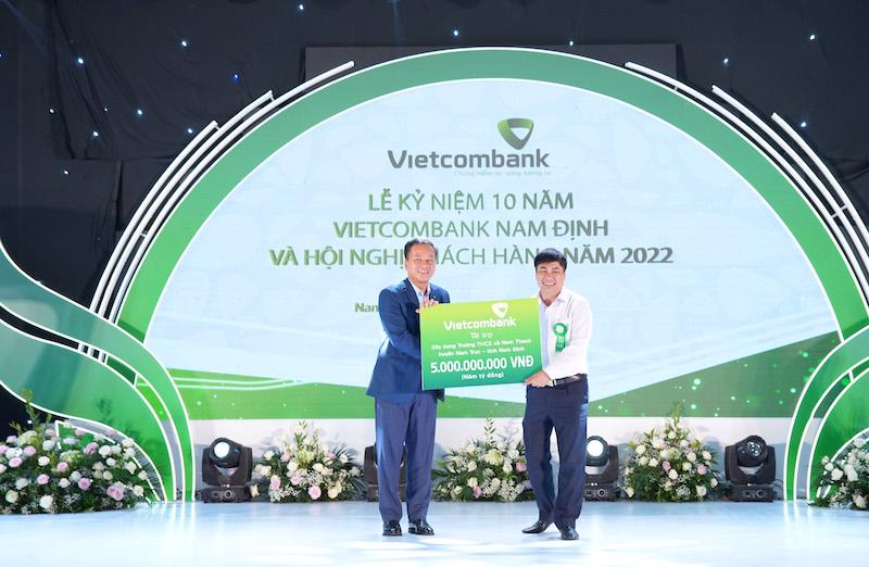 Thay mặt Ban l&atilde;nh đạo Vietcombank, &ocirc;ng Nguyễn Việt Cường - Ph&oacute; Tổng Gi&aacute;m đốc trao biển tượng trưng số tiền ủng hộ của Vietcombank để x&acirc;y dựng trường Trung học cơ sở x&atilde; Nam Thanh, huyện Nam Trực, tỉnh Nam Định