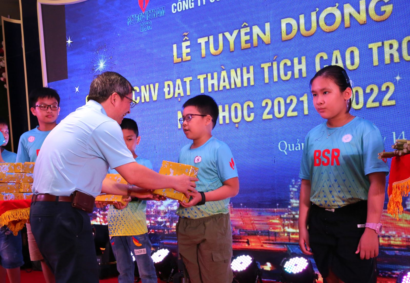 Lọc hóa dầu Bình Sơn tuyên dương con cán bộ công nhân viên đạt thành tích cao trong năm học 2021 - 2022