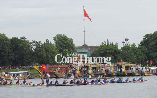 Sôi động giải đua thuyền truyền thống trên sông Hương