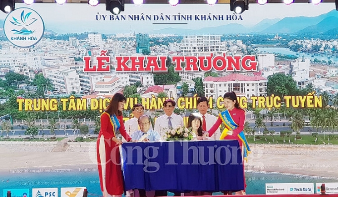 khanh hoa khai truong trung tam dich vu hanh chinh cong truc tuyen