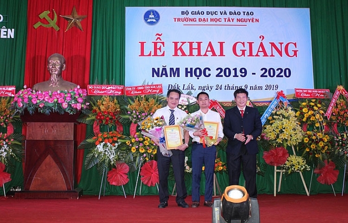 hoc bong dam ca mau hat ngoc mua vang nam 2019 2020 trao tay sinh vien truong dai hoc tay nguyen