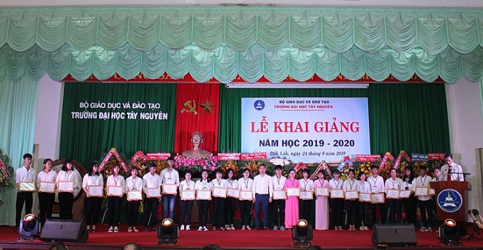 hoc bong dam ca mau hat ngoc mua vang nam 2019 2020 trao tay sinh vien truong dai hoc tay nguyen