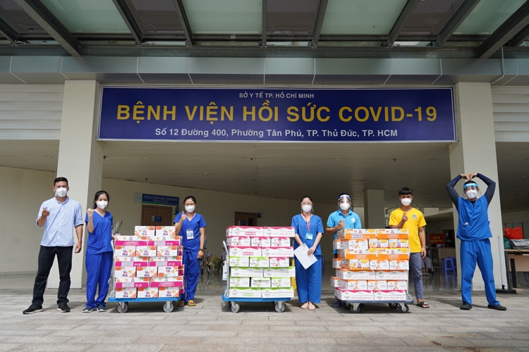 Vinamilk tiếp tục trao tặng 5 tỷ đồng sản phẩm dinh dưỡng, trang thiết bị y tế hỗ trợ tuyến đầu chống dịch Covid-19