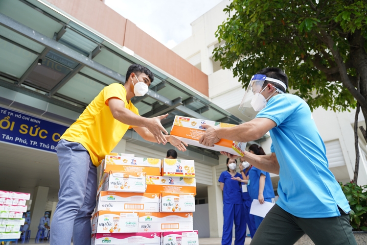 Vinamilk tiếp tục trao tặng 5 tỷ đồng sản phẩm dinh dưỡng, trang thiết bị y tế hỗ trợ tuyến đầu chống dịch Covid-19