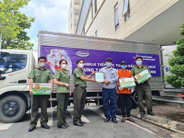 Vinamilk tiếp tục trao tặng 5 tỷ đồng sản phẩm dinh dưỡng, trang thiết bị y tế hỗ trợ tuyến đầu chống dịch Covid-19