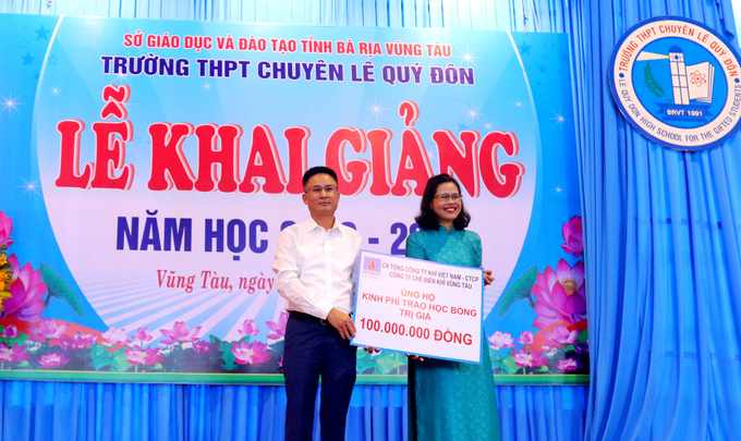 Đại diện lãnh đạo KVT trao chứng nhận tặng các phần học bổng cho các học sinh vượt khó học giỏi.