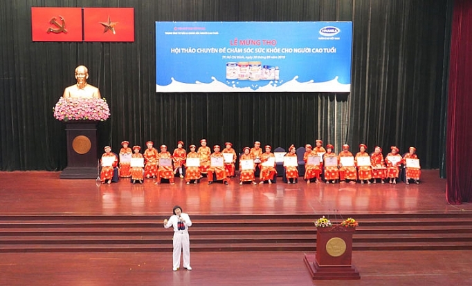 vinamilk dong hanh cung le mung tho va cham soc suc khoe cho 1000 nguoi cao tuoi