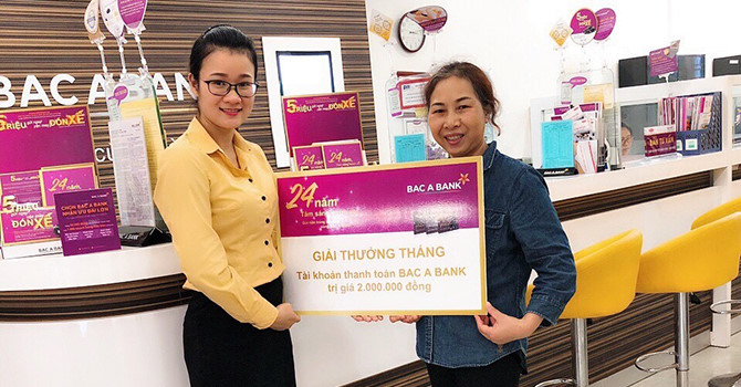 Những khách hàng đầu tiên nhận giải thưởng tháng từ chương trình “24 năm tâm sáng vươn xa”