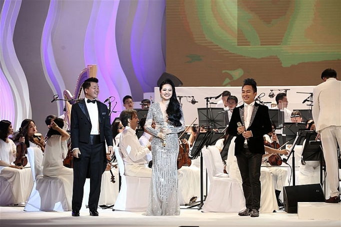 pham thuy dung khien khan gia ngo ngang trong dem trang hat