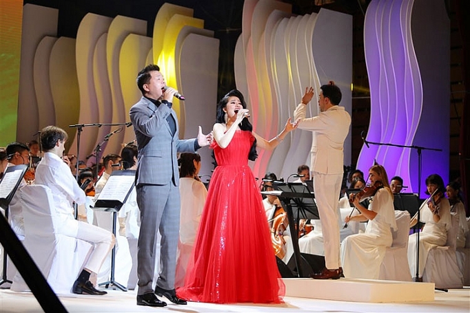 pham thuy dung khien khan gia ngo ngang trong dem trang hat