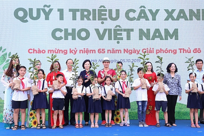 hon 60000 cay xanh va 119000 ly sua vinamilk danh tang cho tre em ha noi