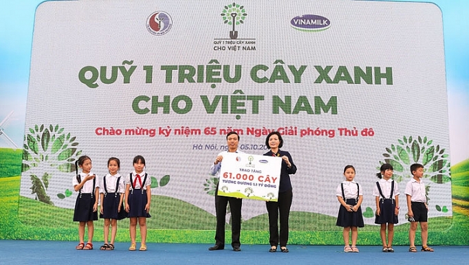 hon 60000 cay xanh va 119000 ly sua vinamilk danh tang cho tre em ha noi