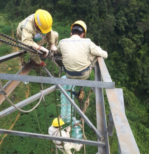 Trên công trường sửa chữa, thay cách điện đường dây 500 kV Sơn La- Hòa Bình