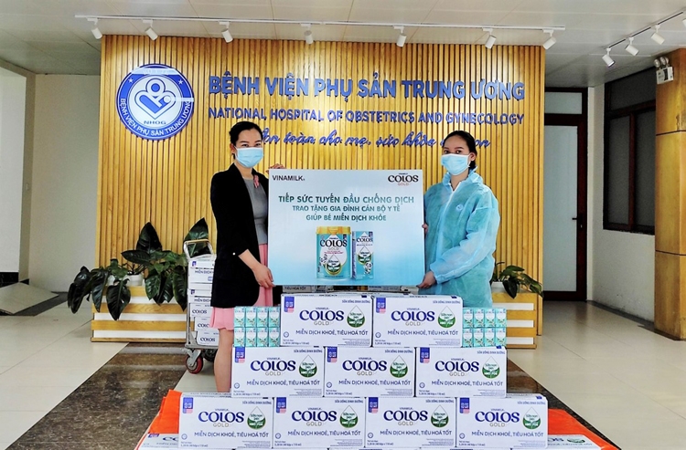 50.000 sản phẩm dinh dưỡng được Vinamilk ColosGold trao tặng cho con em y bác sĩ tuyến đầu