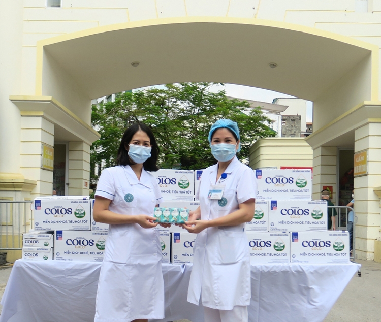 50.000 sản phẩm dinh dưỡng được Vinamilk ColosGold trao tặng cho con em y bác sĩ tuyến đầu