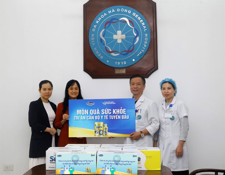 Vinamilk Sure Prevent Gold tri ân bác sỹ tuyến đầu, những “vùng xanh hy vọng” trong đại dịch