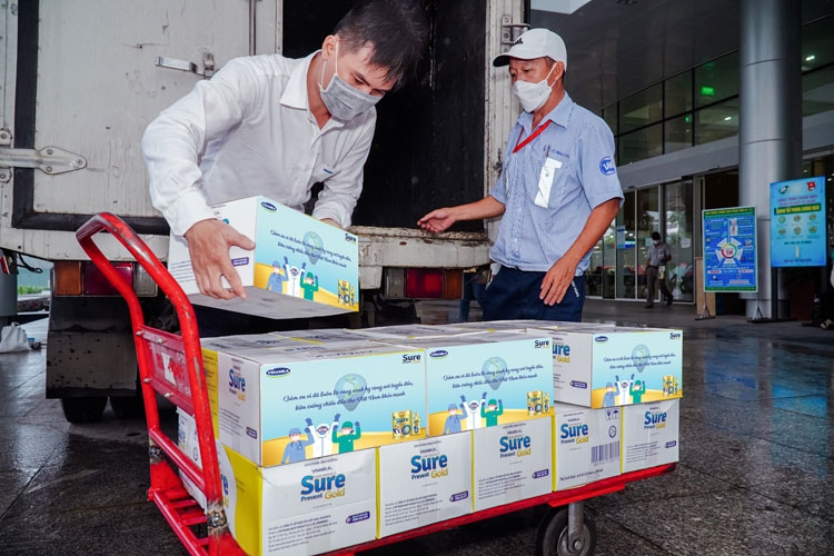 Vinamilk Sure Prevent Gold tri ân bác sỹ tuyến đầu, những “vùng xanh hy vọng” trong đại dịch