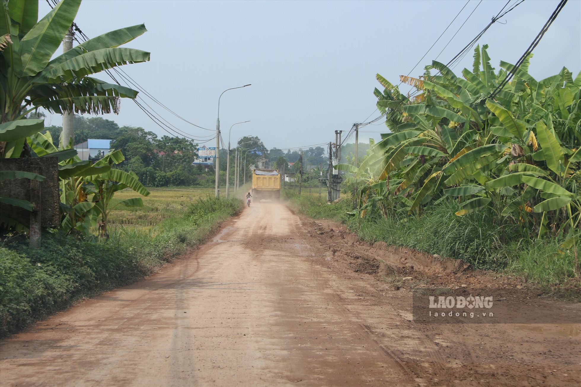 Nhiều đoạn trên tuyến đường đã bị cày nát bởi xe tải đi vào.