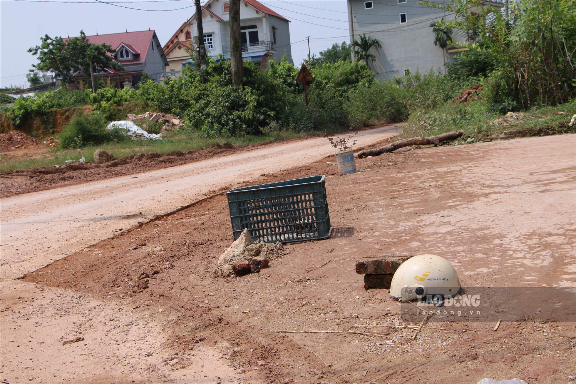 Tuy vậy cũng không ngăn nổi vệt bánh của những chiếc xe tải nặng.