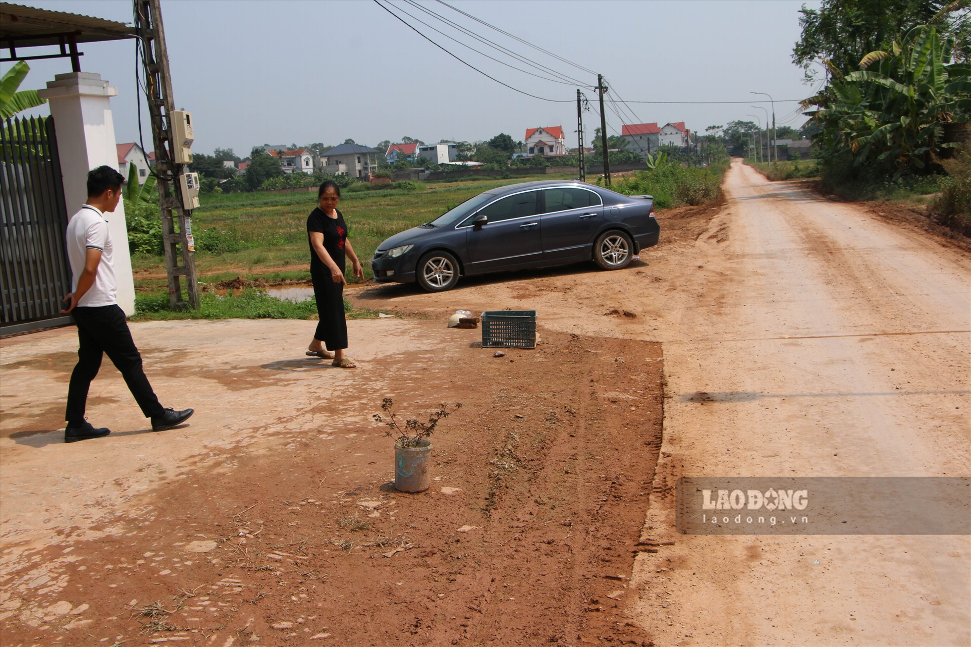 Phần sân trước nhà bà Dung đã bị vỡ nát bởi xe tải mặc dù đã có những vật chắn.