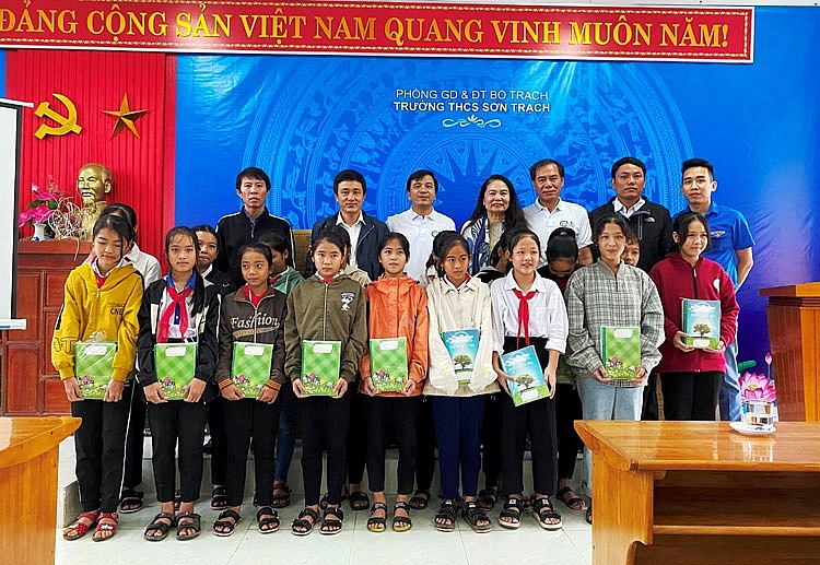 Tổng công ty Giấy Việt Nam trao tặng 93.000 quyển vở cho học sinh vùng lũ miền Trung Tổng công ty Giấy Việt Nam trao tặng 93.000 quyển vở cho học sinh vùng lũ miền Trung