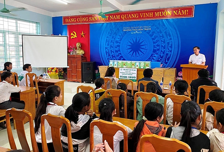 Tổng công ty Giấy Việt Nam trao tặng 93.000 quyển vở cho học sinh vùng lũ miền Trung Tổng công ty Giấy Việt Nam trao tặng 93.000 quyển vở cho học sinh vùng lũ miền Trung