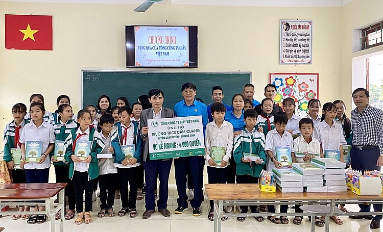 Tổng công ty Giấy Việt Nam trao tặng 93.000 quyển vở cho học sinh vùng lũ miền Trung Tổng công ty Giấy Việt Nam trao tặng 93.000 quyển vở cho học sinh vùng lũ miền Trung