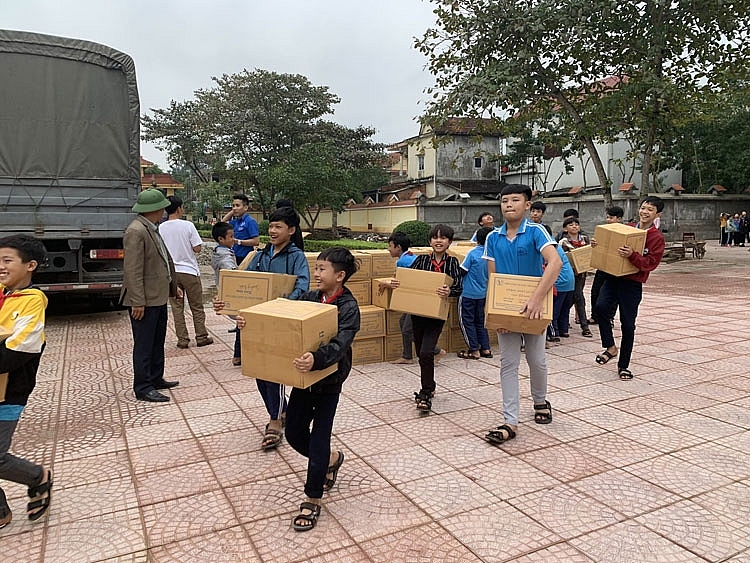 Tổng công ty Giấy Việt Nam trao tặng 93.000 quyển vở cho học sinh vùng lũ miền Trung Tổng công ty Giấy Việt Nam trao tặng 93.000 quyển vở cho học sinh vùng lũ miền Trung