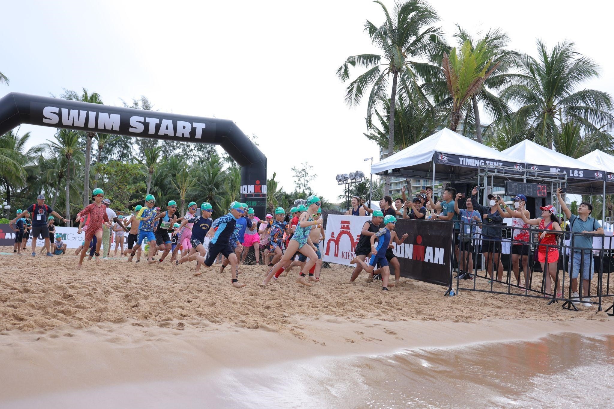 Những hình ảnh ấn tượng từ sự kiện 5150 Triathlon đầu tiên tại Việt Nam Những hình ảnh ấn tượng từ sự kiện 5150 Triathlon đầu tiên tại Việt Nam