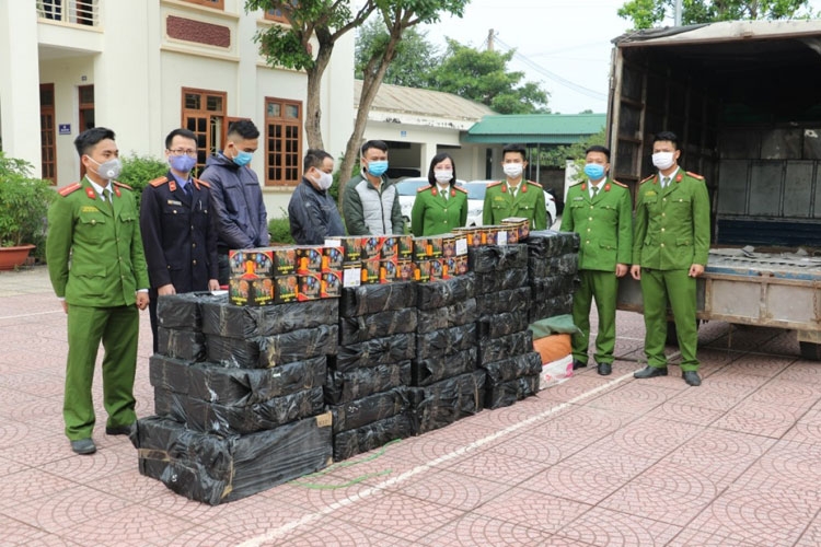 Pháo lậu lại "nóng"