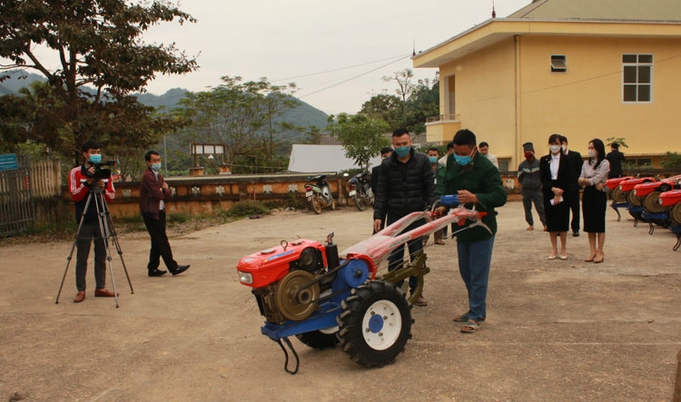 VEAM – Trao tặng máy nông nghiệp cho nông dân nghèo ở Tuyên Quang