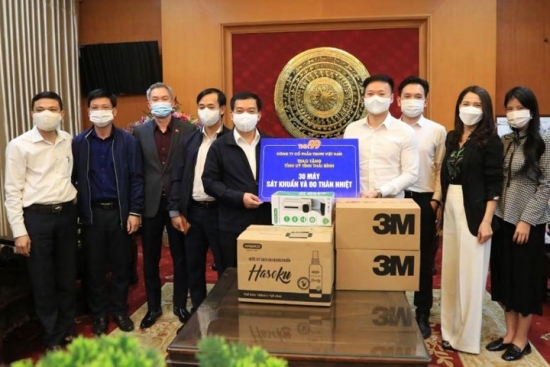 Trao tặng trang thiết bị hỗ trợ phòng, chống dịch Covid-19 tại Thái Bình